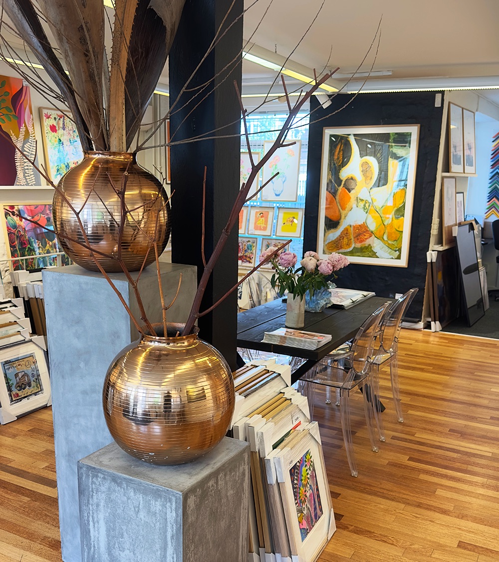 Kunst og indrammede værker indenfor hos Galleri Lyrum i Aarhus